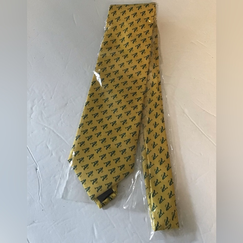 Oakland A’S. Tie.   NWT